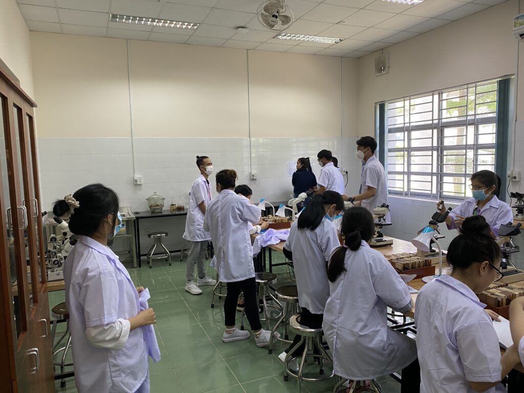 Khuôn viên và phòng thực hành của Trường Đại học Nông Lâm với cơ sở vật chất hiện đại 