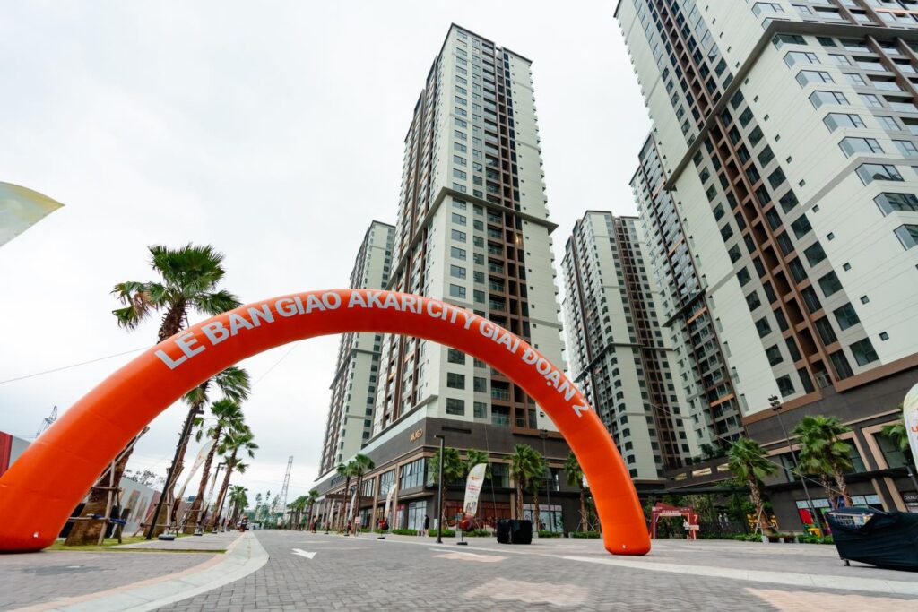 Cụm hồ bơi tràn bờ nội khu khép kín tại review Akari City Bình Tân