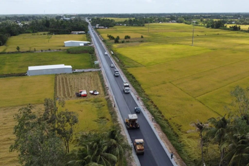 Một đoạn Quốc lộ Quản Lộ - Phụng Hiệp uốn lượn qua những cánh đồng lúa và kênh rạch xanh mướt của miền Tây