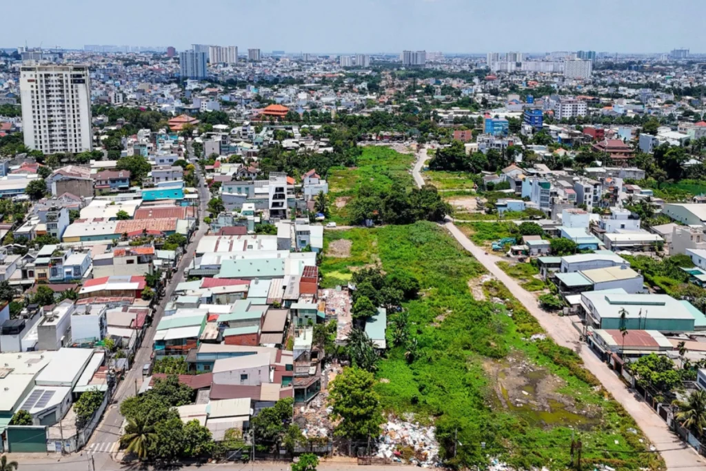 Toàn cảnh một đoạn đường Vành đai 2 đã hoàn thiện với làn đường rộng rãi và hệ thống cây xanh đồng bộ