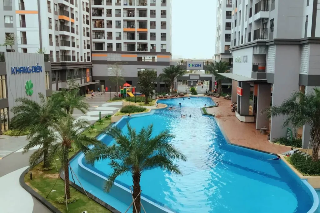Khu vực hồ bơi tràn bờ hiện đại tại Lovera Vista, một yếu tố cạnh tranh mạnh mẽ khi so sánh chung cư lovera vista và saigon intela về mặt tiện ích nội khu