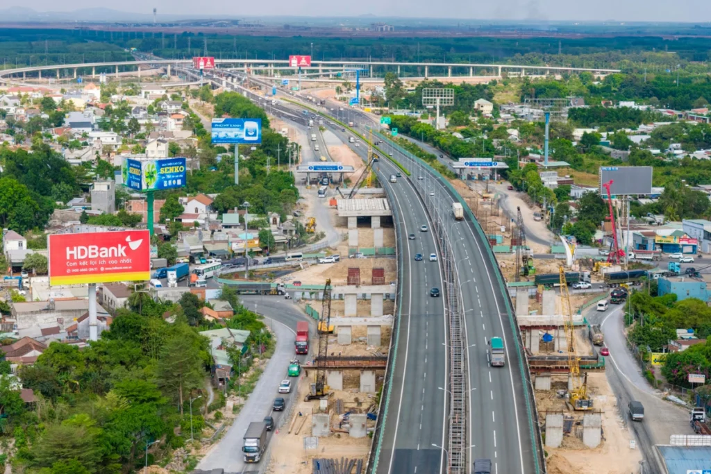Toàn cảnh công trường thi công mở rộng cao tốc Long Thành - Dầu Giây đoạn qua nút giao quan trọng