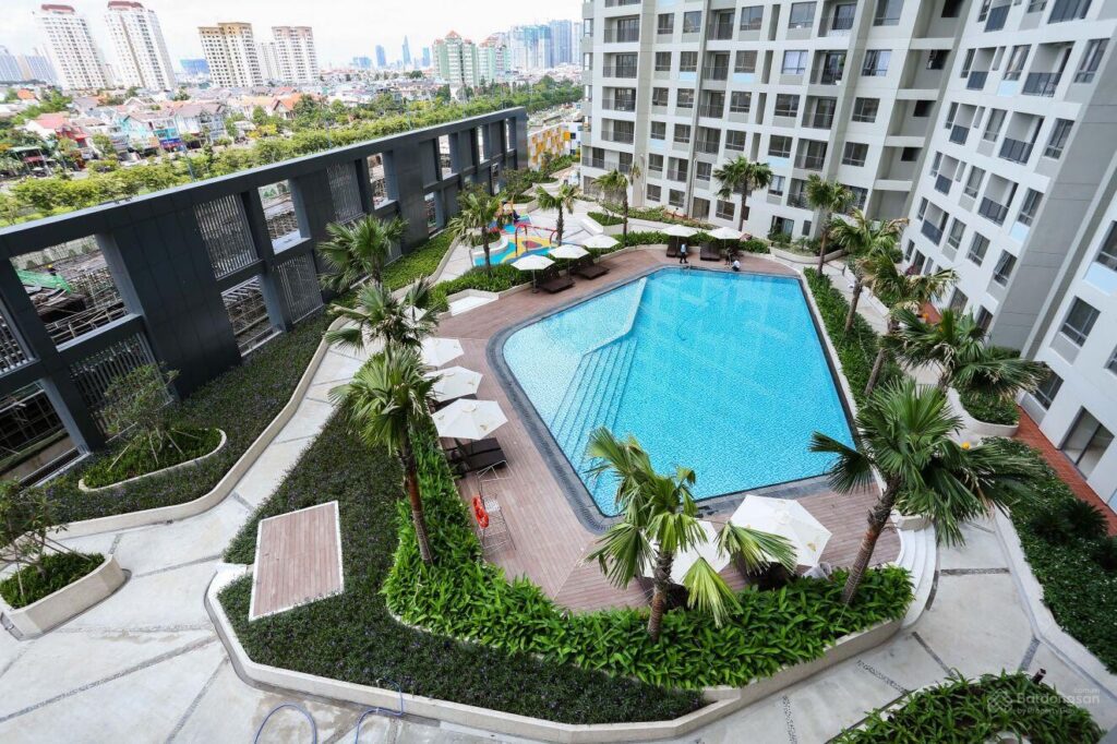 Tiện ích hồ bơi xanh mát trong bài review Masteri Thảo Điền