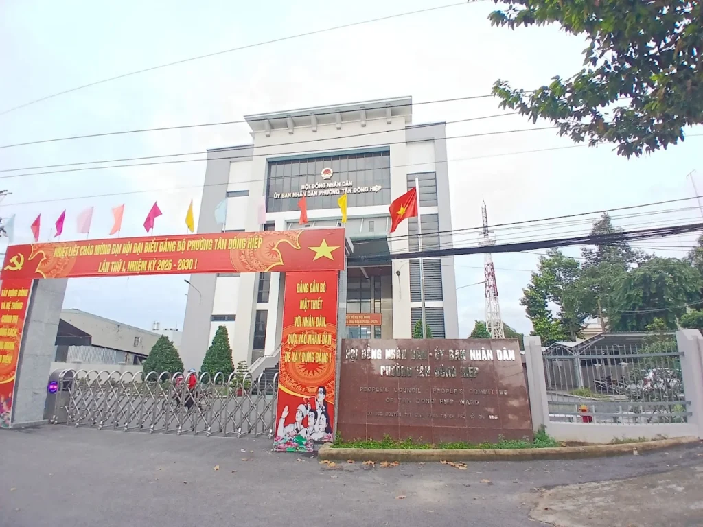 Trụ sở UBND phường Tân Đông Hiệp tại số 880 Nguyễn Thị Minh Khai