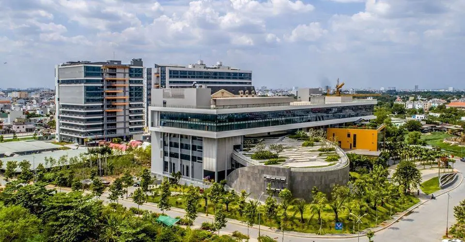 Toàn cảnh khuôn viên Trường Đại học Văn Lang với các tòa nhà hiện đại và mảng xanh rộng lớn
