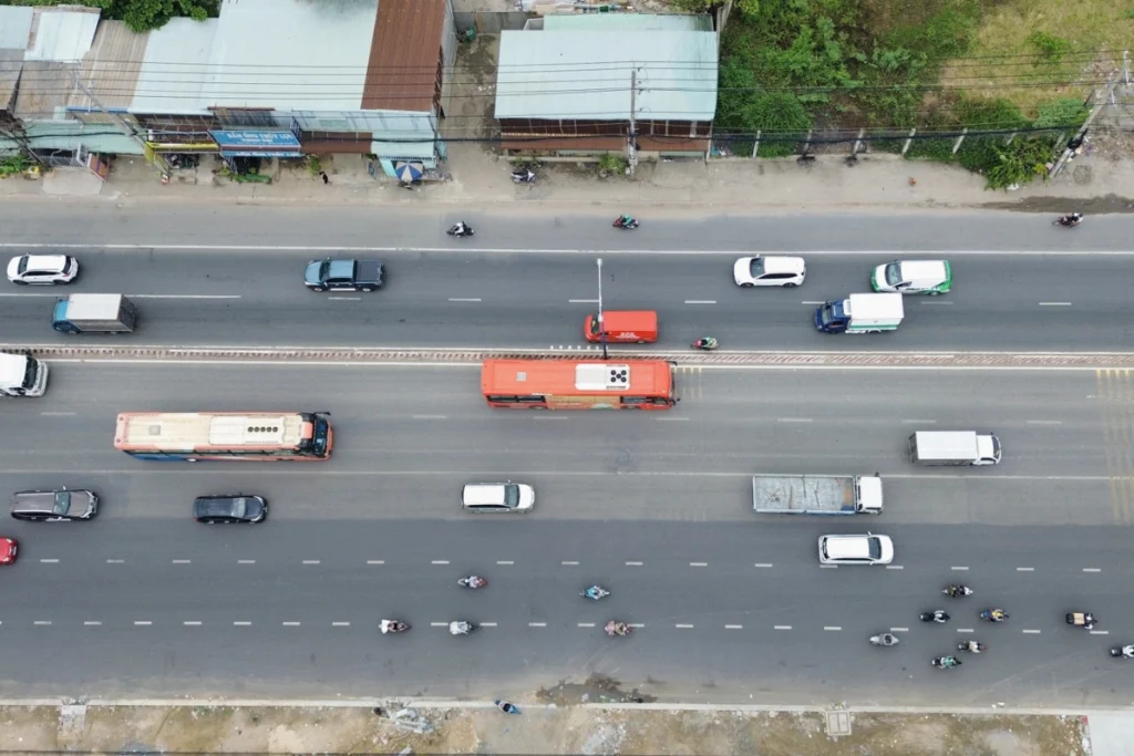 Luồng xe container và phương tiện vận tải lưu thông trên trục Quốc lộ 13 hướng về cửa khẩu