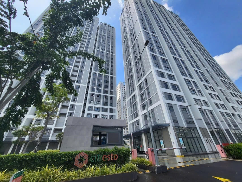 Cổng chào có logo Citi Esto và góc nhìn từ dưới lên các block căn hộ hiện đại tại dự án chung cư Citi Esto Quận 2