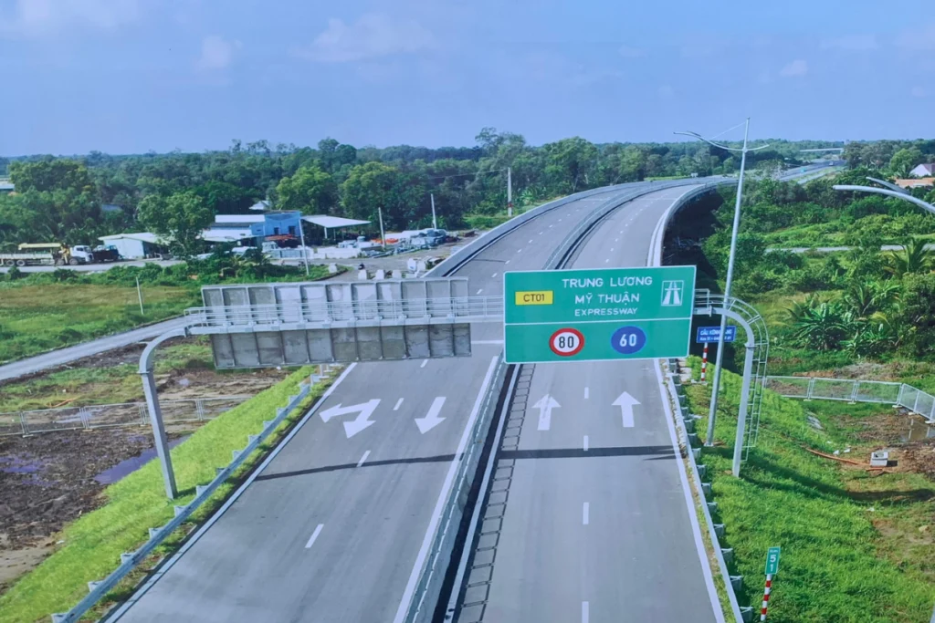 Biển báo hướng dẫn và quy mô làn xe trên cao tốc Trung Lương - Mỹ Thuận