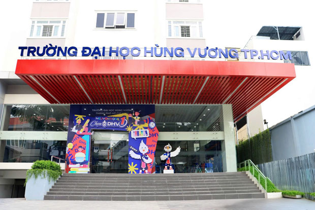 Mặt tiền Trường Đại học Hùng Vương TP.HCM với mái che đỏ và lối vào rộng