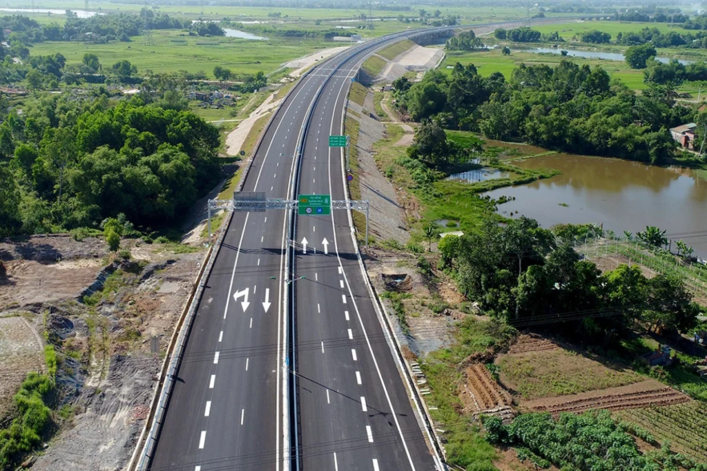 Toàn cảnh tuyến cao tốc Đà Nẵng - Quảng Ngãi đoạn qua khu vực đồng bằng xanh mướt