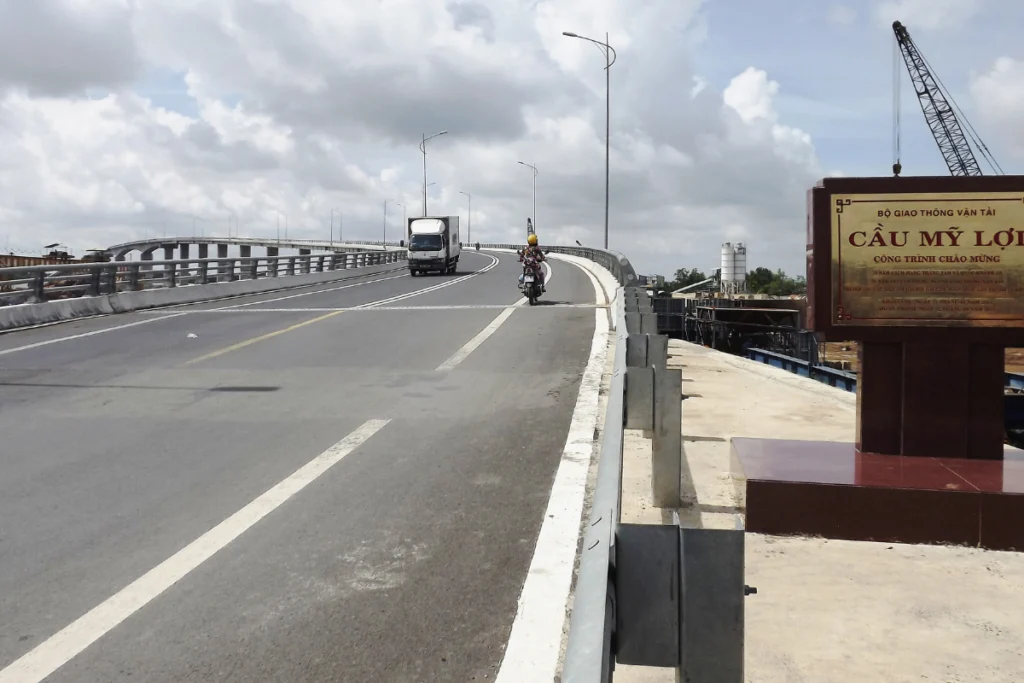 Sự phát triển của các khu dân cư và hoạt động giao thương sầm uất tại hai đầu cầu Mỹ Lợi