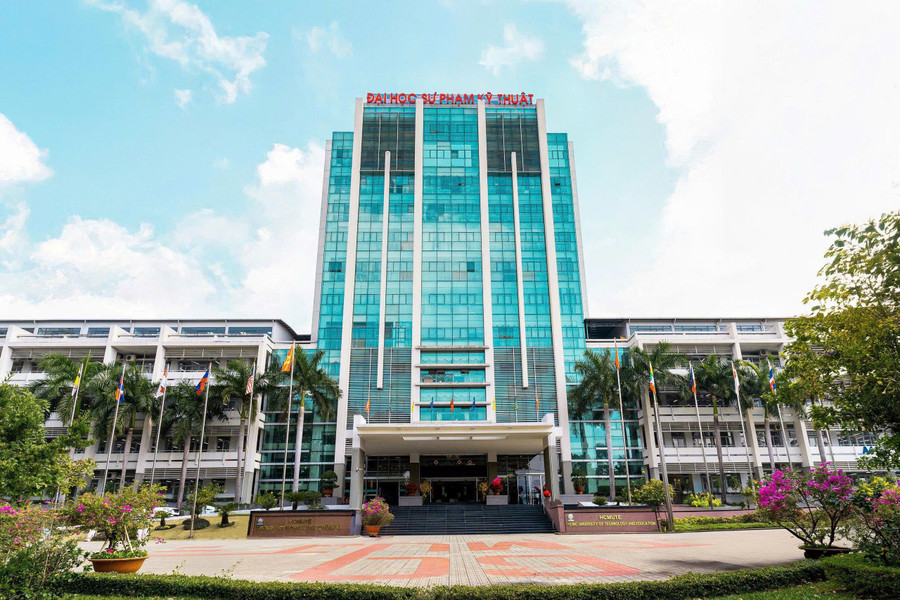 Tòa nhà chính của Trường Đại học Sư phạm Kỹ thuật TP.HCM với kiến trúc hiện đại và khuôn viên xanh.