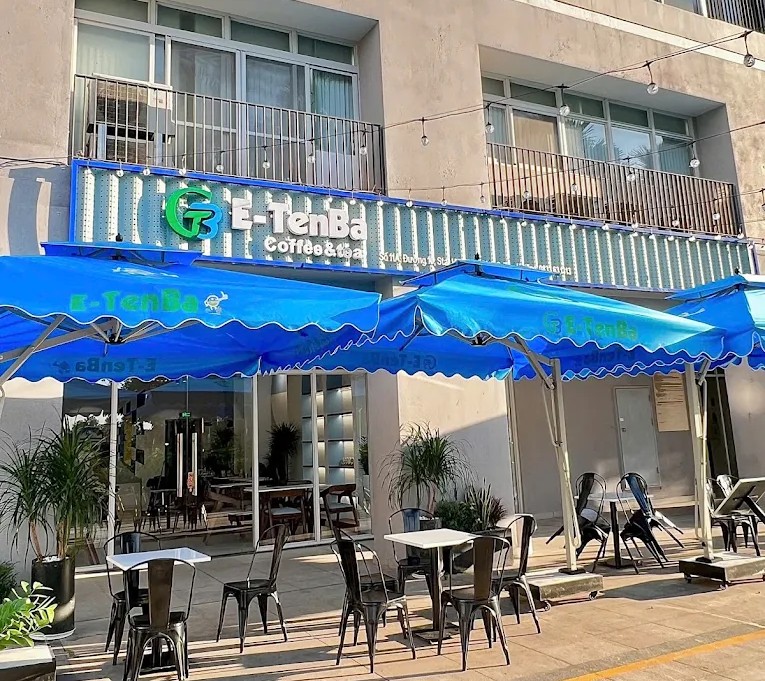 Khu vực quầy bar mở tinh giản của E-TenBa Coffee với máy pha cà phê espresso chuyên dụng