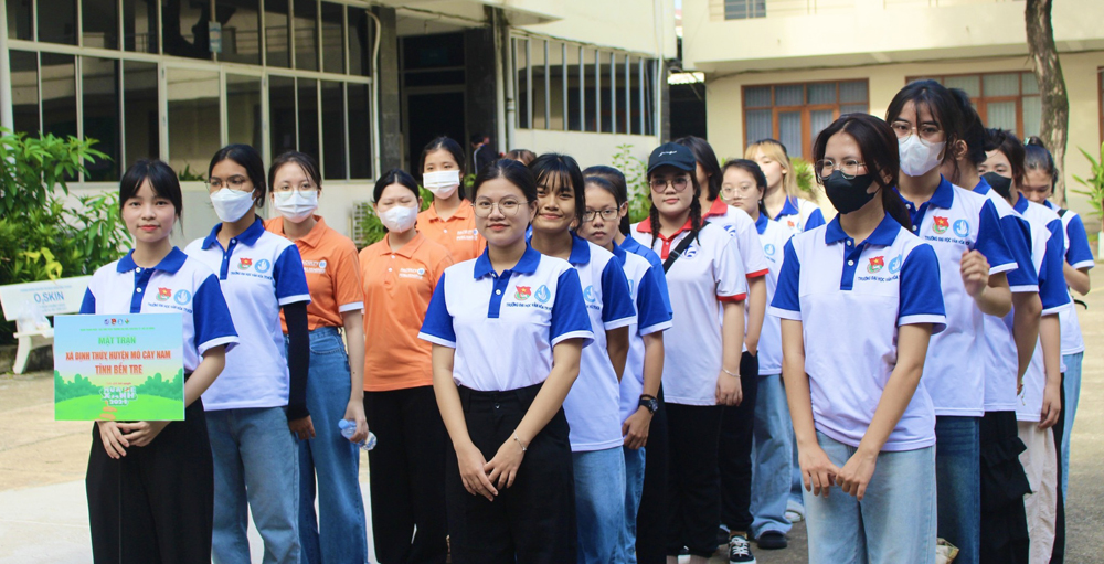 Sinh viên Trường Đại học Văn hóa TPHCM tham gia hoạt động ngoại khóa và tình nguyện