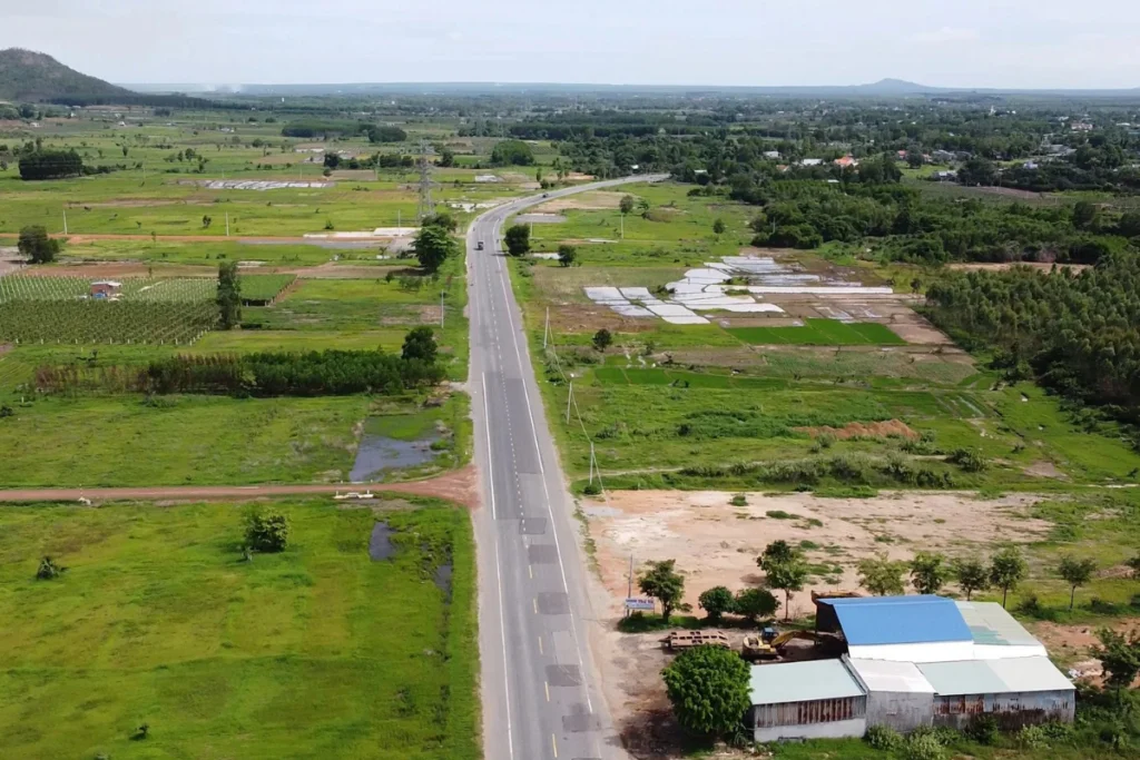 Một đoạn Quốc lộ 55 khang trang, sạch đẹp đi qua khu vực dân cư sầm uất với hệ thống chiếu sáng LED hiện đại