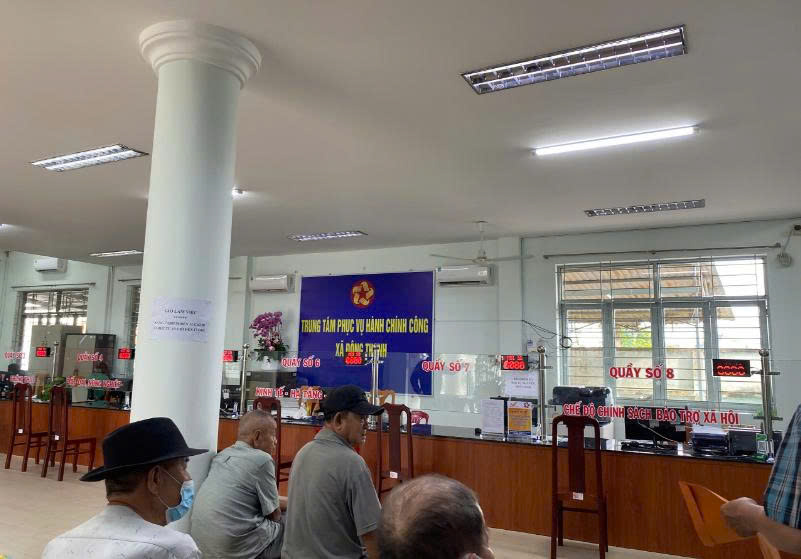 Người dân thực hiện thủ tục tại UBND xã Đông Thạnh