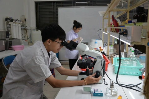 Sinh viên đang thực hành tại trường Đại học Công nghệ Sài Gòn, một trong các trường đại học ở Quận 8