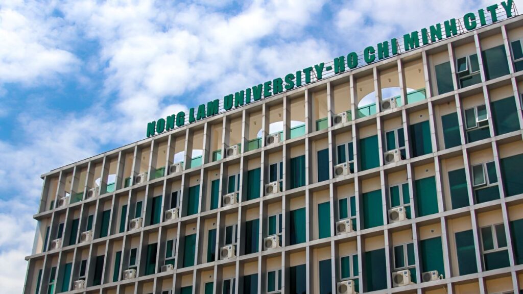 Cổng hoặc mặt tiền Trường Đại học Nông Lâm Thành phố Hồ Chí Minh với kiến trúc rộng rãi