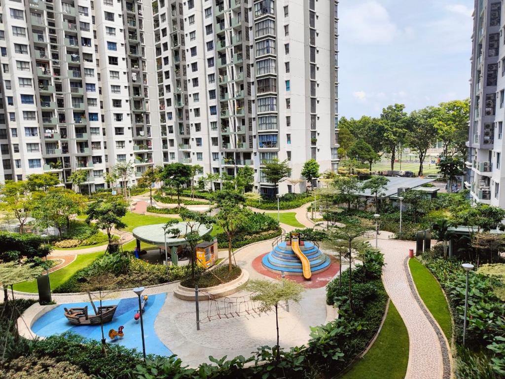 Không gian nội thất căn hộ Celadon City Tân Phú ban công view hồ