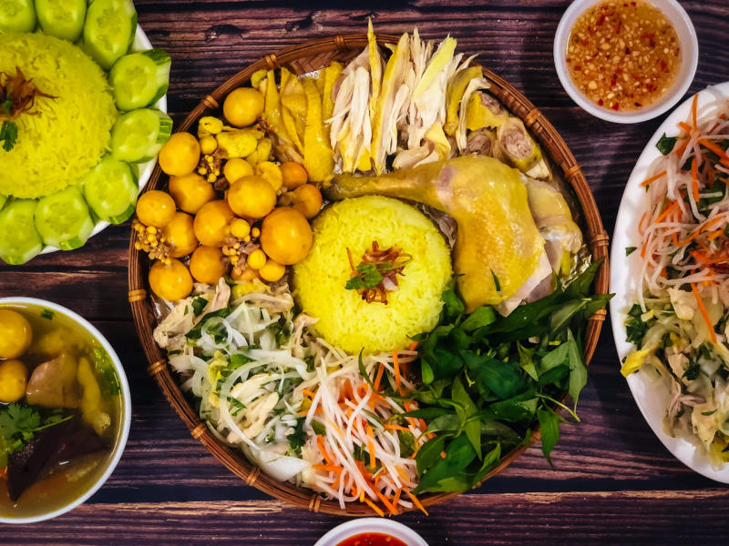 Cơm gà ta Tam Kỳ nổi bật với món ăn đậm vị và được nhiều thực khách yêu thích