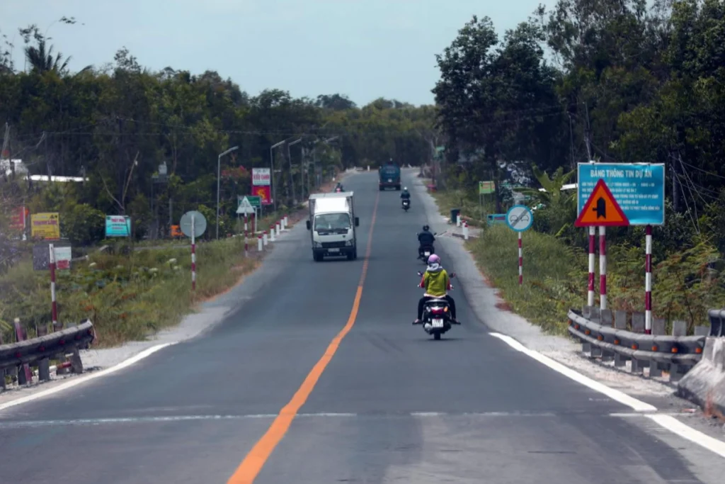 Hoạt động kinh doanh sầm uất và các kho bãi tập kết hàng hóa dọc theo trục Quốc lộ Quản Lộ - Phụng Hiệp
