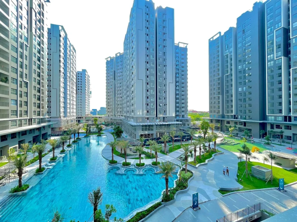 Toàn cảnh hồ bơi xanh mát uốn lượn giữa các tòa nhà chung cư cao tầng hiện đại tại Bình Chánh