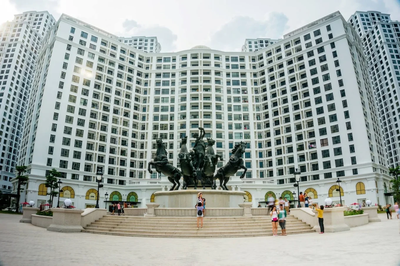 Tầm nhìn từ quảng trường Vinhomes Royal City