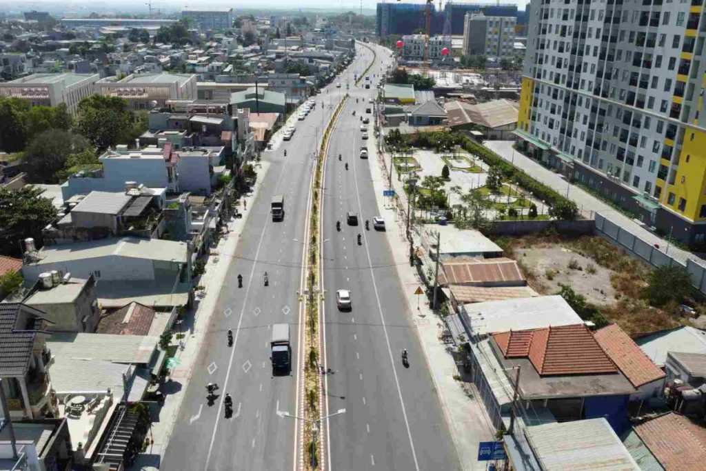 Một nút giao sầm uất trên Quốc lộ 1K với các khu dân cư và dịch vụ thương mại phát triển dọc hai bên đường