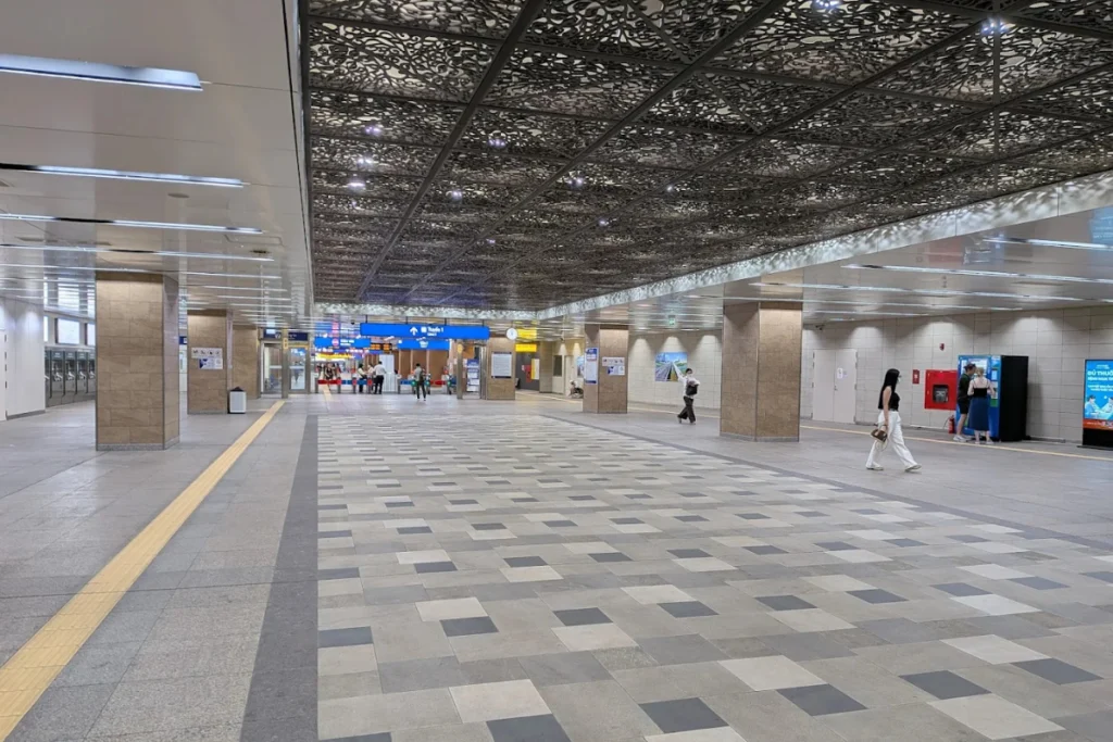 Không gian tầng sảnh đón khách hiện đại bên trong ga metro Nhà Hát Thành Phố với hệ thống cột trụ và ánh sáng LED