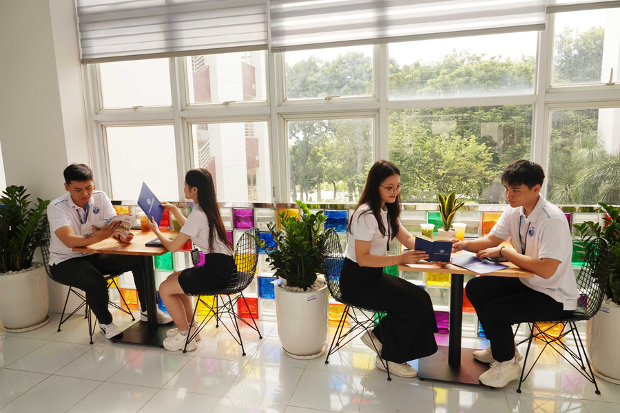 Sinh viên học tập tại Trường Đại học Quốc tế - ĐHQG TP.HCM trong lớp học hiện đại