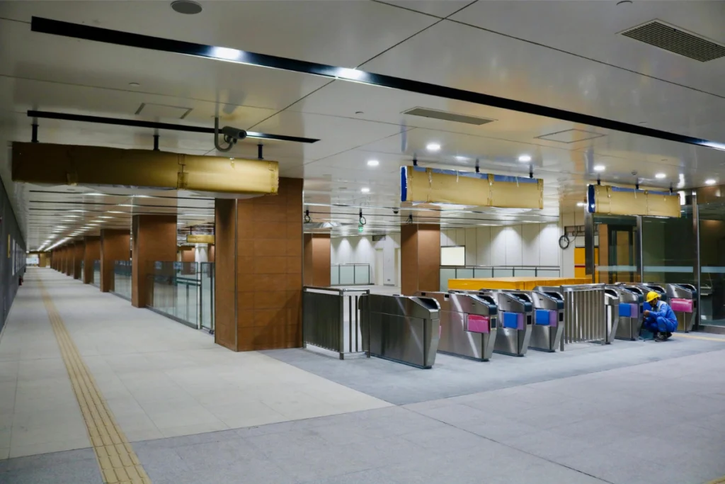 Một đoàn tàu metro số 1 đang dừng đỗ tại sân ga ngầm Nhà Hát Thành Phố để đón trả khách