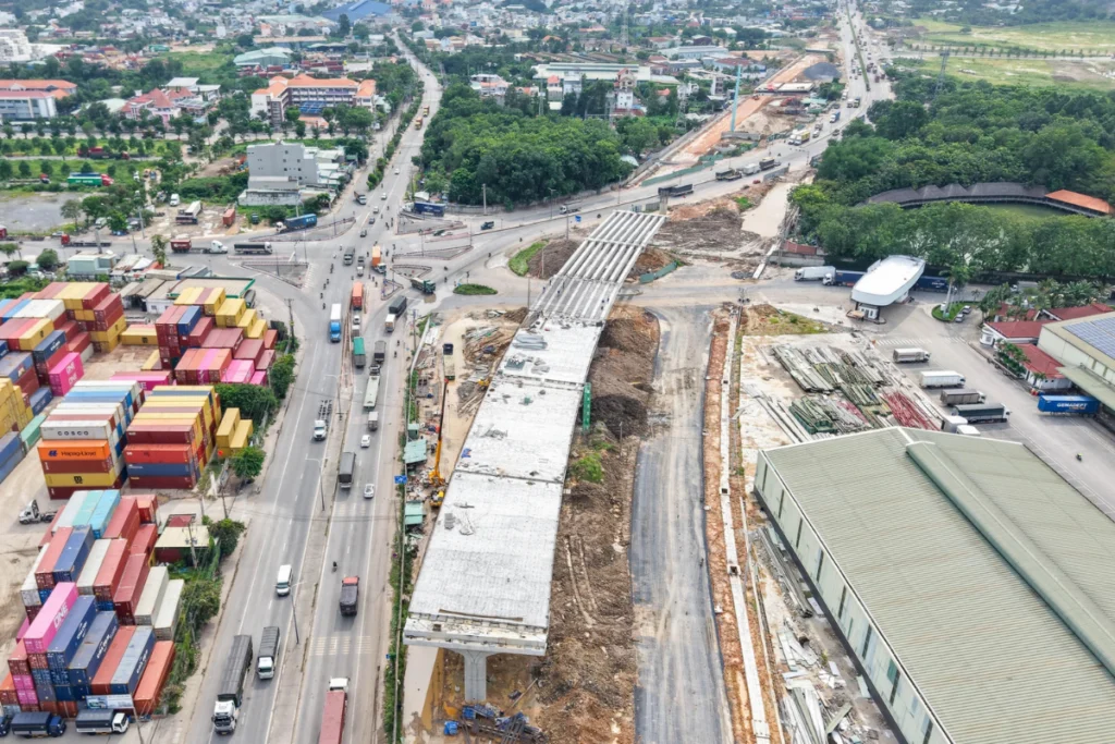 Các dự án nhà ở cao tầng và kho bãi hiện đại bắt đầu hình thành xung quanh khu vực nút giao Tân Vạn