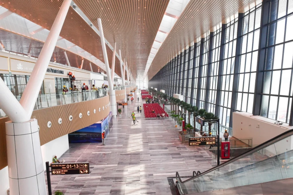 Không gian sảnh chờ hiện đại bên trong nhà ga T3 Tân Sơn Nhất với hệ thống chiếu sáng tự nhiên
