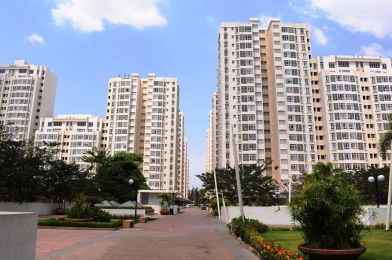 Toàn cảnh khu căn hộ Sky Garden Quận 7 với phố đi bộ trên cao rộng rãi và các tòa nhà màu kem hiện đại