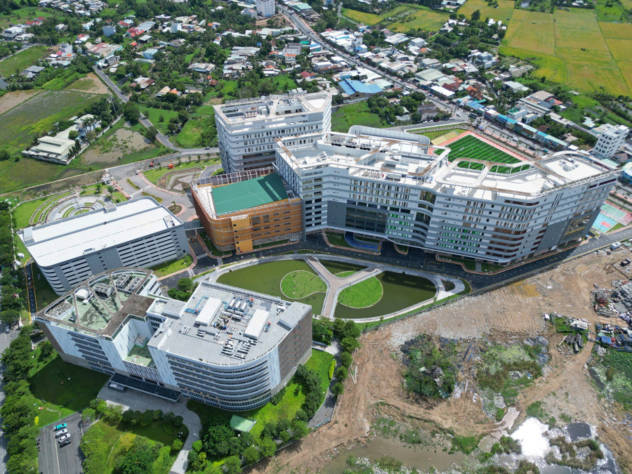 Trường Đại học Y khoa Phạm Ngọc Thạch với khuôn viên hiện đại và sinh viên ngành y trong giờ học