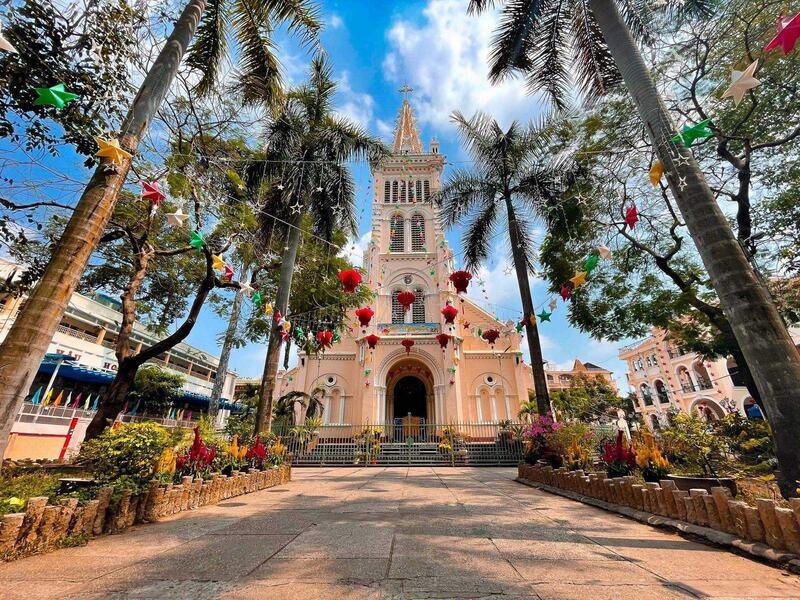 Toàn cảnh kiến trúc mặt tiền Nhà thờ Giáo xứ Chợ Quán với tháp chuông cao, các vòm cửa hình gothic và khoảng sân rộng phía trước.
