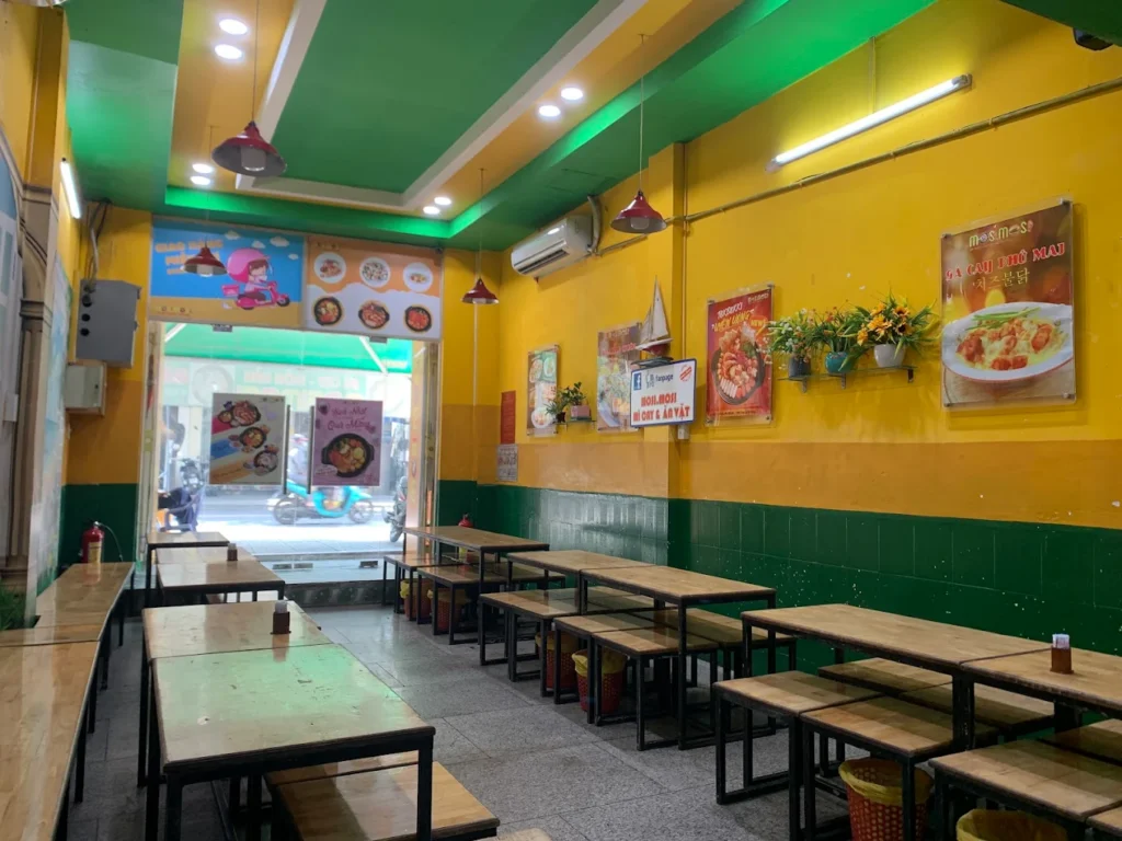 Tô mì cay hải sản đang sôi trong nồi đất nhỏ, bên trên bày tôm, mực, cá viên đan xen với bông cải xanh và nấm kim châm.
