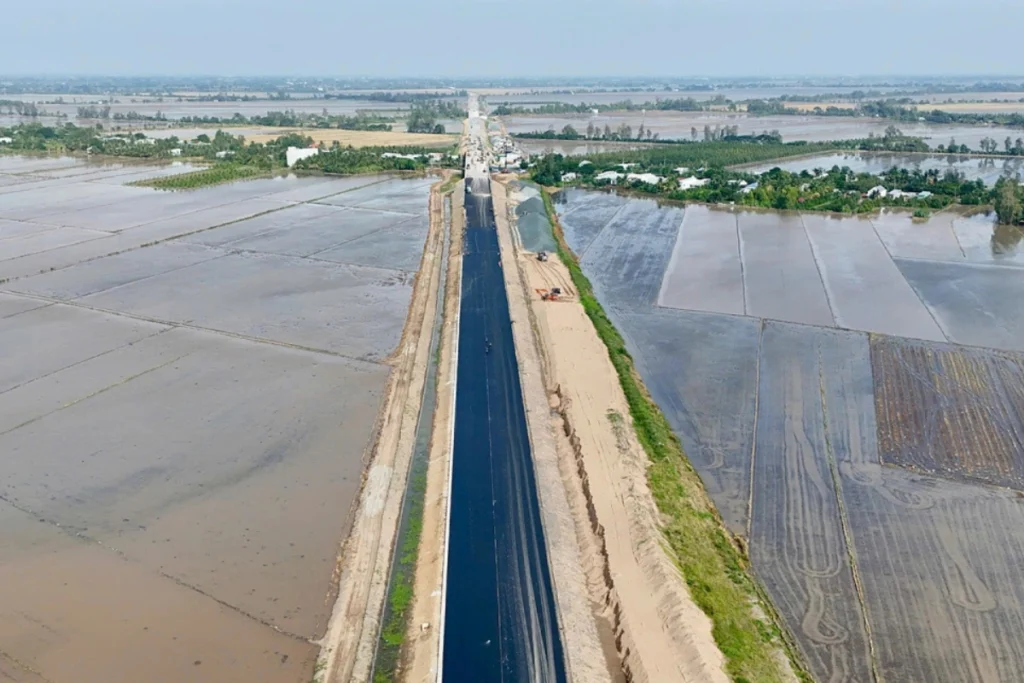 Công trường thi công trải nhựa và xử lý nền đường cao tốc Châu Đốc - Cần Thơ - Sóc Trăng