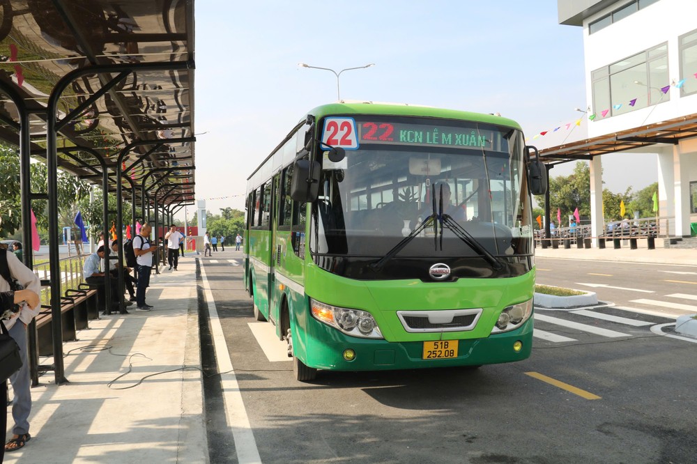 Xe buýt dừng tại trạm gần các trường đại học ở Bình Chánh với hạ tầng giao thông hiện đại 