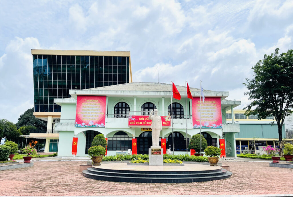 Trạm xe buýt Đại học Thể dục thể thao TPHCM