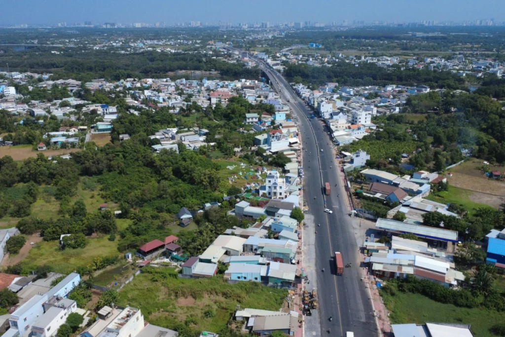 Một đoạn Quốc lộ 50 sau khi mở rộng với dải phân cách cứng và vỉa hè thông thoáng