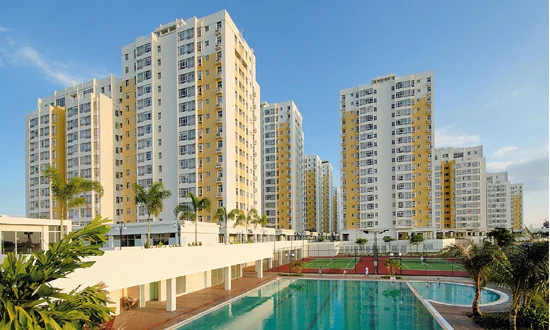 Hồ bơi ngoài trời hiện đại và sân tennis tại khu dân cư Sky Garden Quận 7