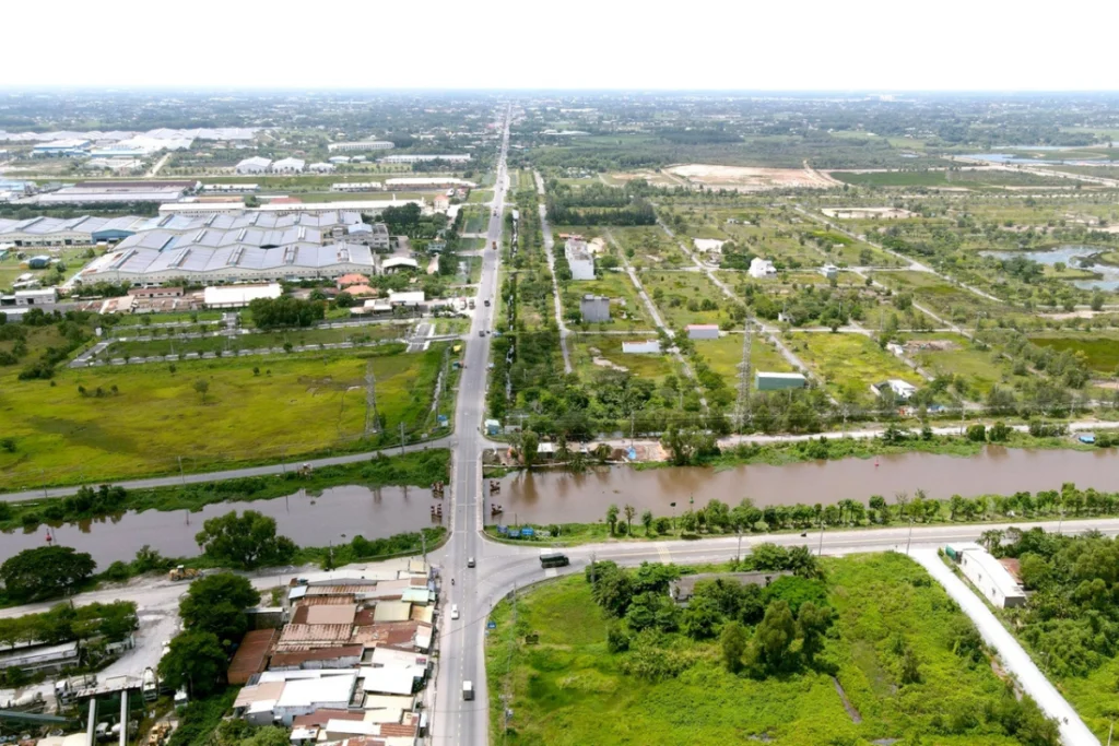 Một đoạn đường hiện hữu nằm trong quy hoạch vành đai 4 TPHCM đi qua khu vực có nhiều nhà máy và kho bãi công nghiệp