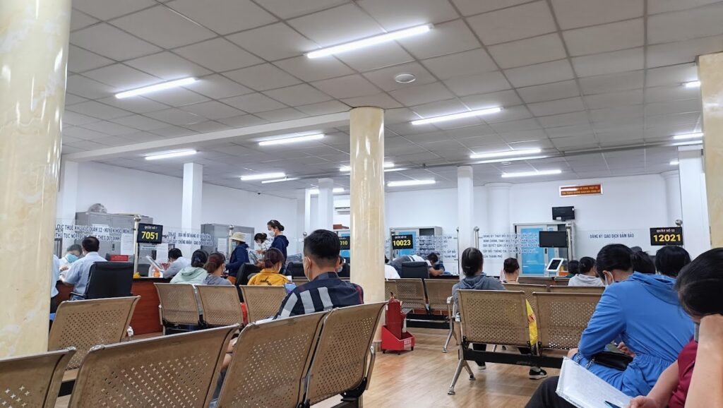 rung tâm phục vụ hành chính công tại UBND xã Hóc Môn | Description: Không gian làm việc hiện đại của bộ phận một cửa tại UBND xã Hóc Môn