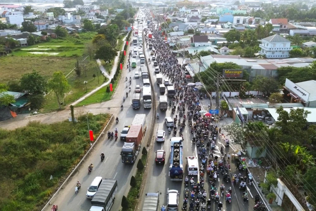 Một đoạn cầu và đường dẫn trên tuyến Quốc lộ N2 băng qua khu vực sông ngòi miền Tây