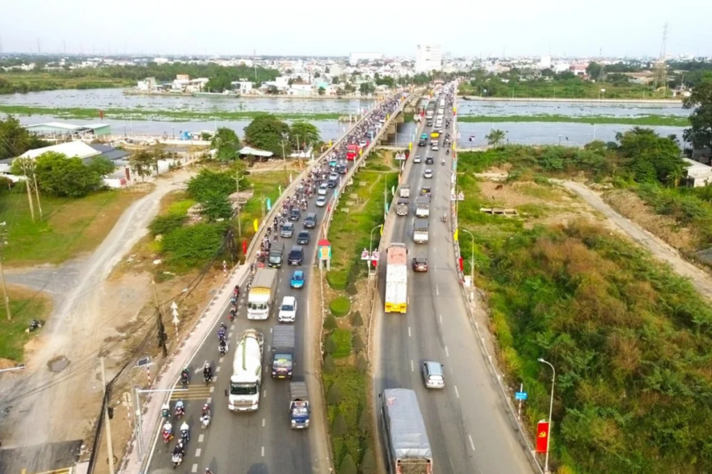 Tuyến Quốc lộ N2 trải dài qua khu vực vùng ven với mặt đường thảm nhựa bê tông nhựa polyme hiện đại