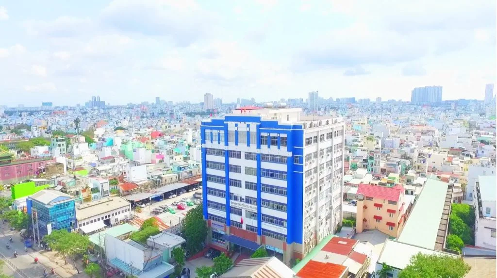 Toàn cảnh tòa nhà Trường Đại học Nguyễn Tất Thành giữa khu dân cư đô thị TP.HCM