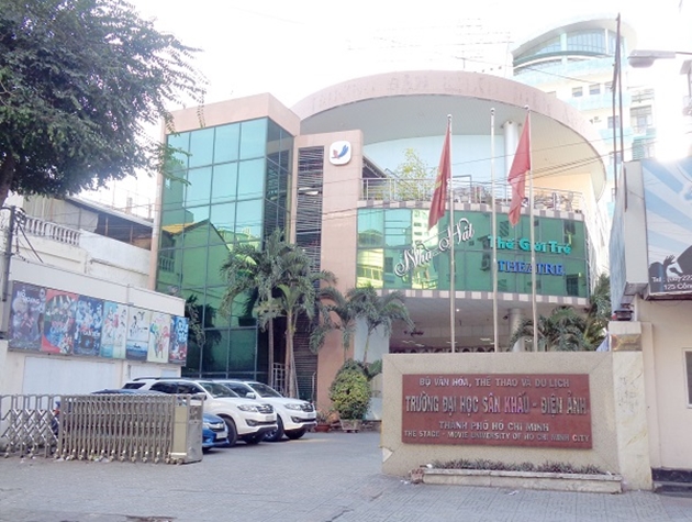 Mặt tiền Trường Đại học Sân khấu - Điện ảnh TP.HCM với kiến trúc hiện đại và cổng trường phía trước