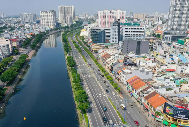Toàn cảnh Quận 5 TP.HCM với kênh rạch, đường lớn và khu dân cư đô thị đông đúc