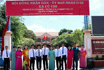 người dân thực hiện thủ tục đất đai tại UBND xã Củ Chi